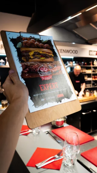 Tak takhle vypadá náš nový kurz EXPERT! 🍔  Nabitý od krevet až burger, který vás svým 7 chodovým menu naučí pokročilé techniky, originální recepty a práci s netradičními surovinami! 🍤  Zjistíte, že grilovat se dá opravdu všechno a na příští grilovačce budete právě vy expertem! 🧑🏼‍🍳  #weberstorepraha #sdavidemzagrilem