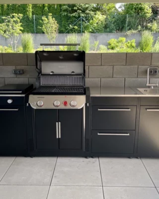 Představujeme Weber BBQ Kitchen – centrum vašeho venkovního kulinářského světa 🔥  👉U nás ve Weber Store Praha jsme hrdí na to, že vám můžeme nabídnout to nejlepší, co svět venkovního grilování přináší. A právě Weber BBQ Kitchen je vlajkovou lodí mezi našimi produkty – komplexní a prémiové řešení pro každého, kdo chce ze své terasy nebo zahrady vytvořit skutečnou venkovní kuchyni bez kompromisů.  Víc než jen gril. Je to kuchyně.  Weber BBQ Kitchen není jen o špičkovém grilu. Je to modulární systém, který vám umožní vytvořit plnohodnotné kuchyňské zázemí pod širým nebem. Ať už chcete připravit rychlý steak, pomalu grilované maso metodou low & slow, nebo třeba domácí pizzu – s Weber BBQ Kitchen máte vše po ruce. Doplňte ji o vestavěné úložné prostory, dřez, pracovní plochy, nebo integrovaný chladicí box, a dostanete funkční a elegantní centrum grilování, které promění každý večer v kulinářský zážitek.  Ve Weber Store Praha vám rádi ukážeme BBQ Kitchen v plné parádě. Poradíme vám s konfigurací, vysvětlíme možnosti a společně najdeme řešení, které bude odpovídat vašim představám a prostoru.  Weber BBQ Kitchen – když se váš venkovní prostor promění v místo, kde vznikají výjimečné zážitky.  Náš tým se může pochlubit nejvyšším počtem realizací. Znamená to, že máme bezkonkurenční zkušenosti s plánováním a sestavováním kuchyní.  Chce-li sestavit vlastní návrh venkovní kuchyně, kontaktujte nás : info@weber-store.cz.