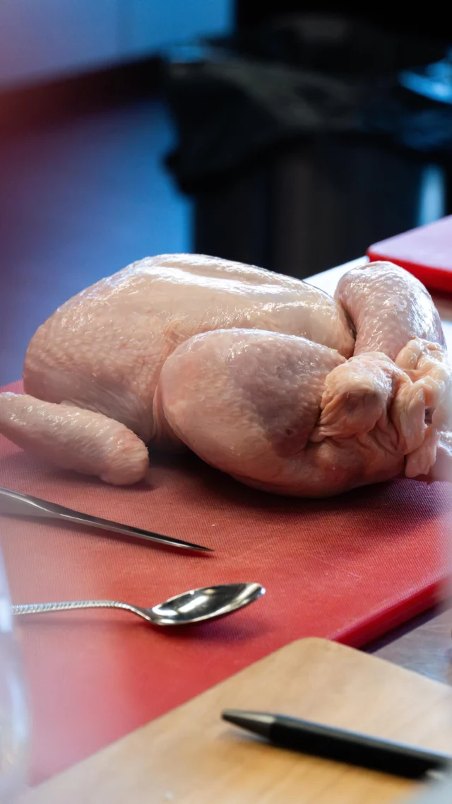 Jak si drůbeží maso perfektně nejen vybrat, zpracovat, efektivně využít a dochutit, ale také správně připravit? 🍗  Tak tím vás provede kurz KUŘE, kde každý dostane své a zpracuje ho do 5 originálních receptů!  Příští volný termín 21.5. 🤩
#weberstorepraha #sdavidemzagrilem