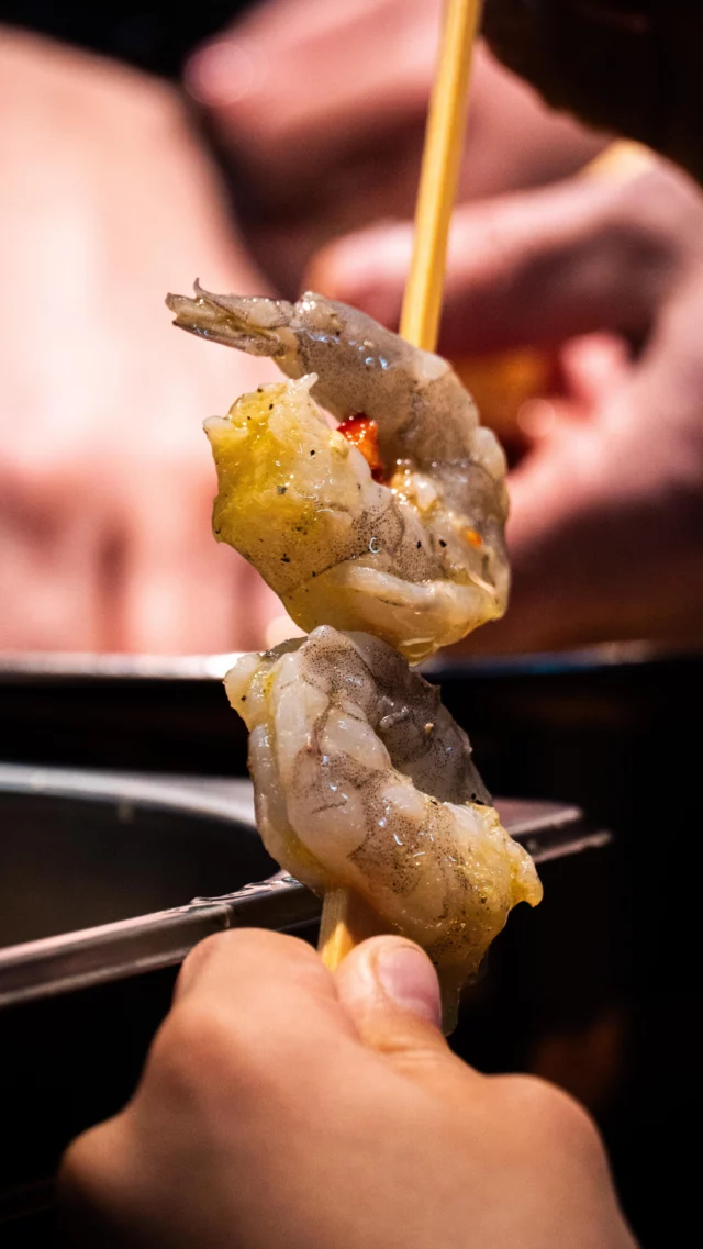 Krevety, jedno z hlavních témat kurzu EXPERT! 🍤
Naučíme vás, jak je správně vybrat, rozeznat, připravit, a hlavně grilovat! 🔥  Společně si je připravíme na špízu s marinádou z citrusů a bagetkou s aioli! 🤤  #weberstorepraha #sdavidemzagrilem