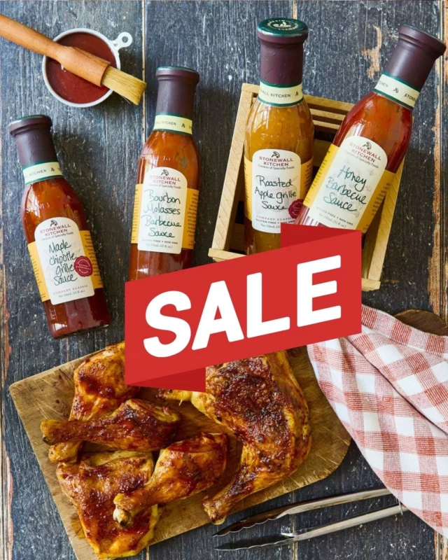 Nyní můžete zakoupit výborné grilovací omáčky STONEWALL KITCHEN za skvělou cenu! 💸  Najdete u nás ve Weber Storu v Průběžné a nebo na e-shopu v sekci AKCE: https://weber-store.cz/akce/  Znáte už příběh značky Stonewall Kitchen? Začal v roce 1991, kdy Jonathan King a Jim Stott spojili svou lásku k zahradničení a vaření. Jejich první krůčky vedly na místní farmářský trh, kde představili své domácí pochutiny pod značkou inspirovanou typickými kamennými zdmi Nové Anglie. 🌿  Dnes je Stonewall Kitchen synonymem kvality s:
✨ 9 vlastními prodejnami v USA
✨ Distribucí do více než 8000 obchodů
✨ Každoročním oceněním za vynikající kvalitu