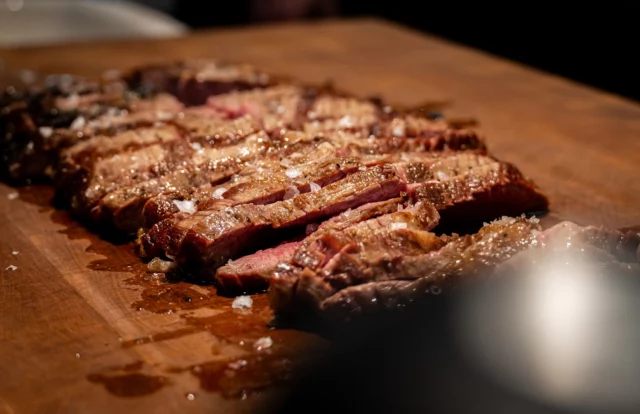 Na našem kurzu Classic BBQ vás naučíme i tento krásný #flanksteak 🤩  #sdavidemzagrilem #weberstorepraha