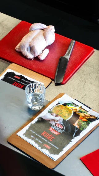 Tak tohle je část kuřete označována suprême! 🍗
Slovo, původně z francouzštiny, doslovně označuje “nejlepší” kousek masa. 🤤 Souhlasíte? 💬  #weberstorepraha #sdavidemzagrilem