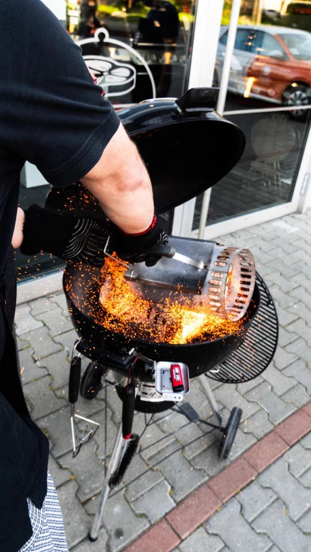 Jak správně používat veškeré příslušenství a doplňky je grilu vás naučíme na našich kurzech grilování. 🔥
Na celé léto už máme vypsané termíny, tak se na vás budeme moc těšit! 🤩  #weberstorepraha #sdavidemzagrilem