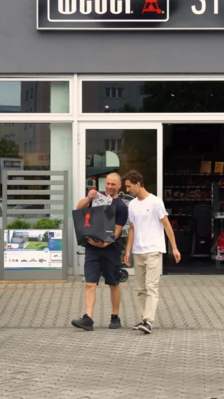 Už za týden je tady Den otců!  Den, kdy tátové standardně dostávají sprchové gely, hrnečky “Nej Táta” a nebo ponožky! 😬  Pojďte s námi letos tátovi udělat radost a darujte mu poukaz na zboží nebo kurz grilování k nám do WeberStore Praha! 🔥  Více info na našem profilu!
#weberstorepraha #sdavidemzagrilem
