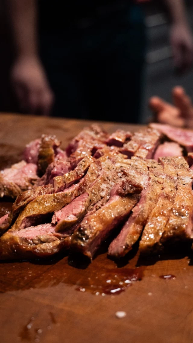 I úplně perfektní steak může nakonec překazit špatné krájení! 😩 Proto se mu také věnujeme na našich kurzech grilování! 🔥  Letní termíny už se nám rychle plní, tak si běžte chytit své místo! 📆  #weberstorepraha #sdavidemzagrilem