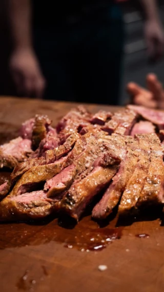 I úplně perfektní steak může nakonec překazit špatné krájení! 😩 Proto se mu také věnujeme na našich kurzech grilování! 🔥  Letní termíny už se nám rychle plní, tak si běžte chytit své místo! 📆  #weberstorepraha #sdavidemzagrilem