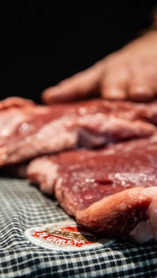 Mouchy a hmyz obecně - i to je jeden z důvodů proč bychom si maso měli zabalit do utěrky, když ho necháváme odpočívat před grilováním! 🔥  Jaké jsou ty další důvody?! To vás naučíme na našich kurzech grilování, kterých je v létě ještě dost, stačí si chytit své místo na jednom z nich! 🥩  Více v našem biu! 
#weberstorepraha #sdavidemzagrilem