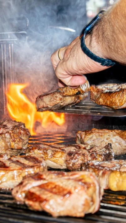 2 VOLNÁ MÍSTA NA ZÍTŘEJŠÍ KURZ STEAKŮ! 🥩  Ačkoliv všichni milujeme grilování steaků, často jejich příprava nahání strach!  Kde maso koupit? Jaké vybrat? Kolik má stát? Jak ho propéct? Kdy otočit… 😱 Spousta otázek, které vám zodpoví náš kurz! 💬  Zítra 15.7. máte šanci naučit se perfektně připravit několik druhů steaků a příloh, rozlišit správné maso, otočit ho ve správný čas a trefit propečení přesně podle gusta! ♥️  📍 Weber Store Praha – Strašnice
⏰ Zítra od 17:00
📩 Rezervace na našich stránkách - odkaz v biu!  #weberstorepraha #sdavidemzagrilem