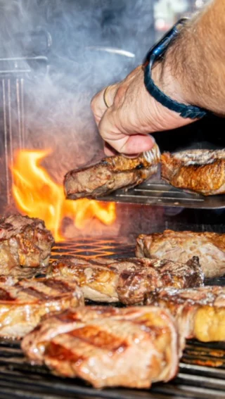 2 VOLNÁ MÍSTA NA ZÍTŘEJŠÍ KURZ STEAKŮ! 🥩  Ačkoliv všichni milujeme grilování steaků, často jejich příprava nahání strach!  Kde maso koupit? Jaké vybrat? Kolik má stát? Jak ho propéct? Kdy otočit… 😱 Spousta otázek, které vám zodpoví náš kurz! 💬  Zítra 15.7. máte šanci naučit se perfektně připravit několik druhů steaků a příloh, rozlišit správné maso, otočit ho ve správný čas a trefit propečení přesně podle gusta! ♥️  📍 Weber Store Praha – Strašnice
⏰ Zítra od 17:00
📩 Rezervace na našich stránkách - odkaz v biu!  #weberstorepraha #sdavidemzagrilem